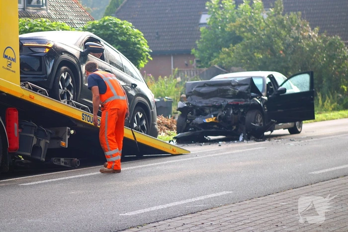 Flinke schade na botsing tussen voertuigen