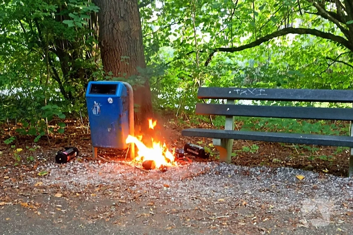 Buitenbrand geblust bij prullenbak