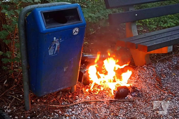 Buitenbrand geblust bij prullenbak