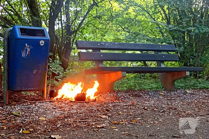 Buitenbrand geblust bij prullenbak