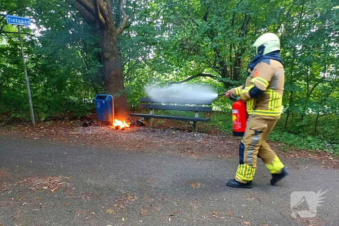 Buitenbrand geblust bij prullenbak