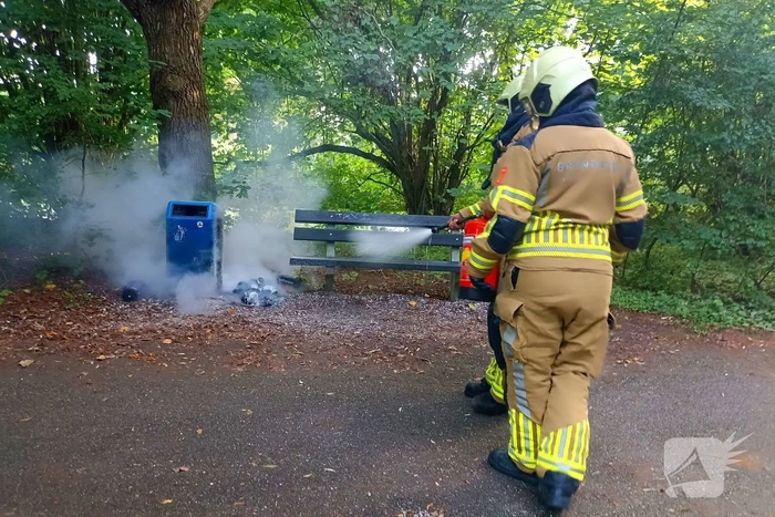 Buitenbrand geblust bij prullenbak