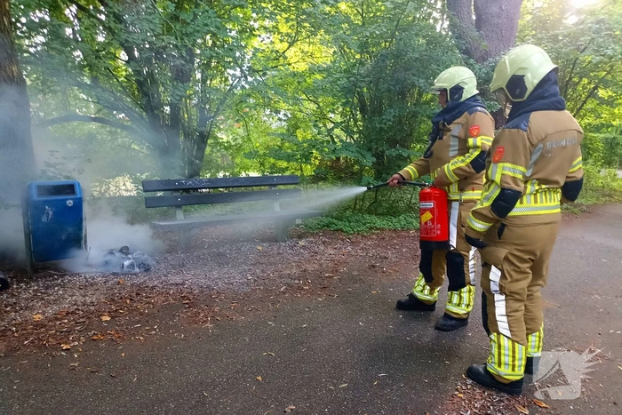 Buitenbrand geblust bij prullenbak