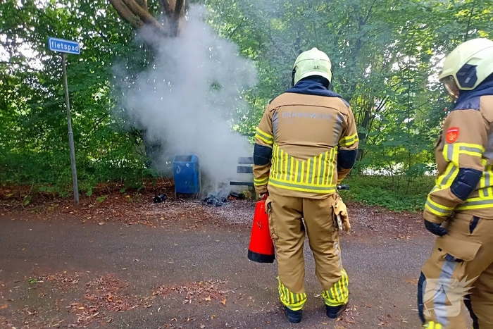 Buitenbrand geblust bij prullenbak
