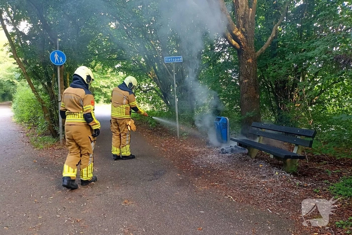 Buitenbrand geblust bij prullenbak