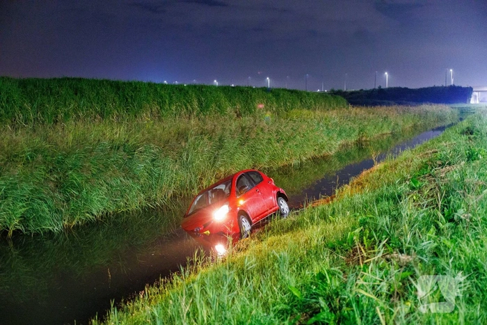 Auto belandt in water na ongeval