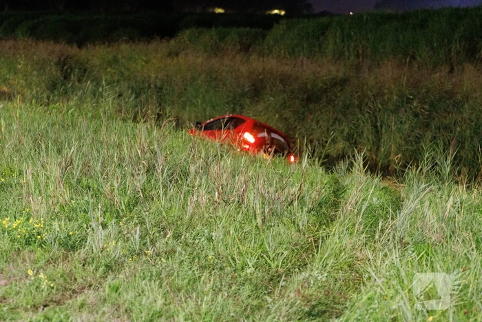 Auto belandt in water na ongeval