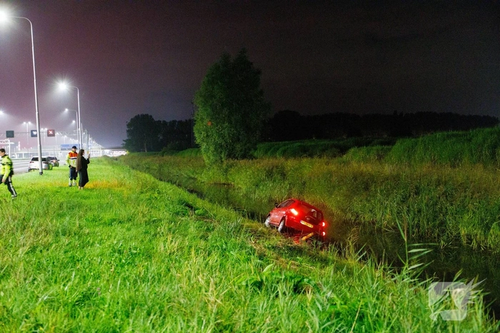 Auto belandt in water na ongeval