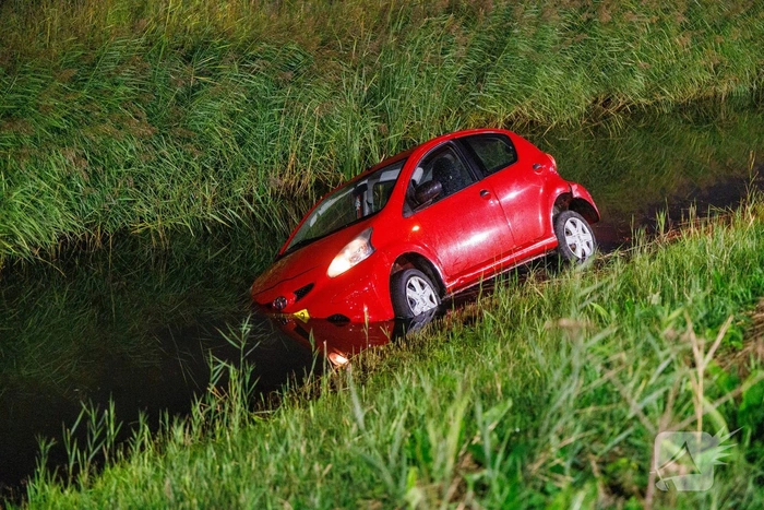 Auto belandt in water na ongeval
