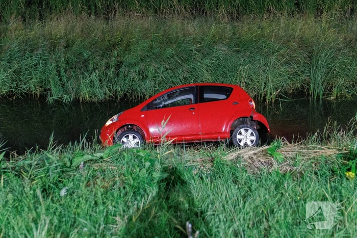 Auto belandt in water na ongeval