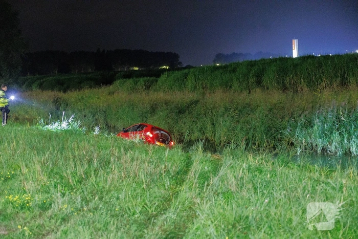 Auto belandt in water na ongeval