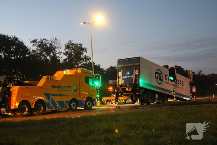 Trailer van vrachtwagen raakt los op oprit
