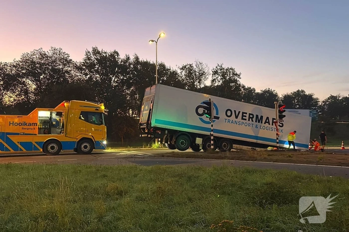 Trailer van vrachtwagen raakt los op oprit