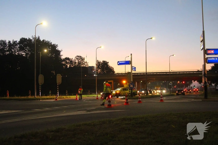 Trailer van vrachtwagen raakt los op oprit