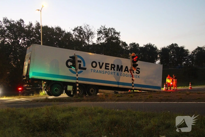 Trailer van vrachtwagen raakt los op oprit