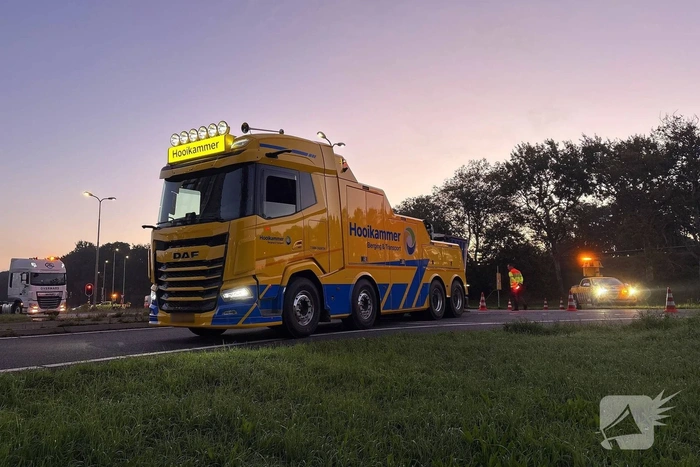 Trailer van vrachtwagen raakt los op oprit