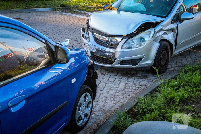 Autos botsen met flinke schade
