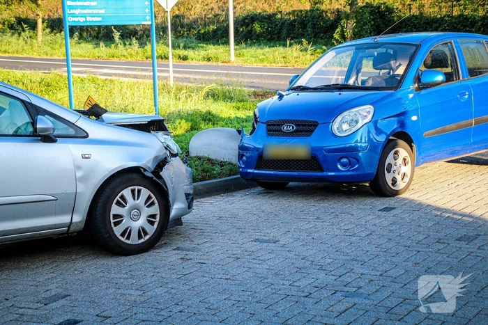 Autos botsen met flinke schade