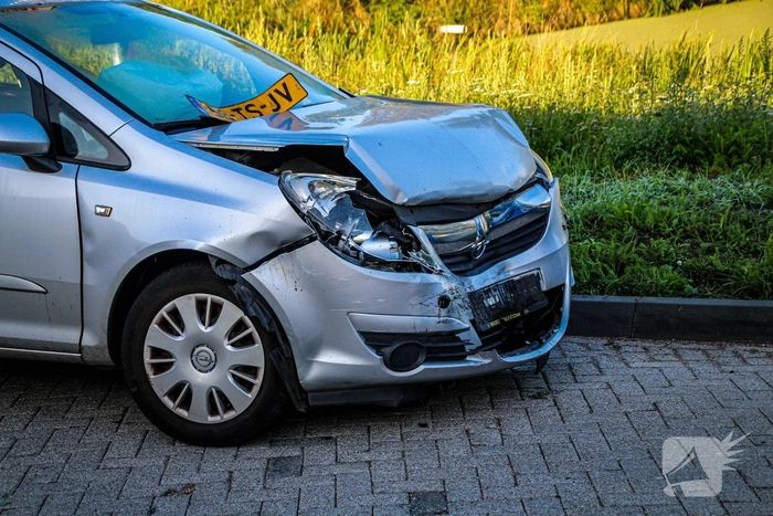 Autos botsen met flinke schade