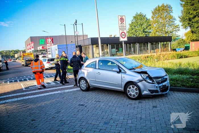 Autos botsen met flinke schade