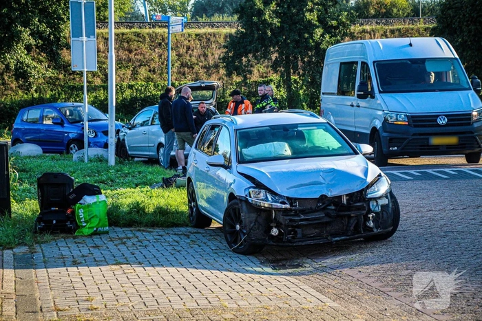 Autos botsen met flinke schade