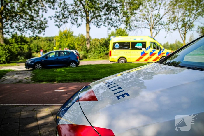 Aanrijding tussen twee auto's leidt tot hulpverlening