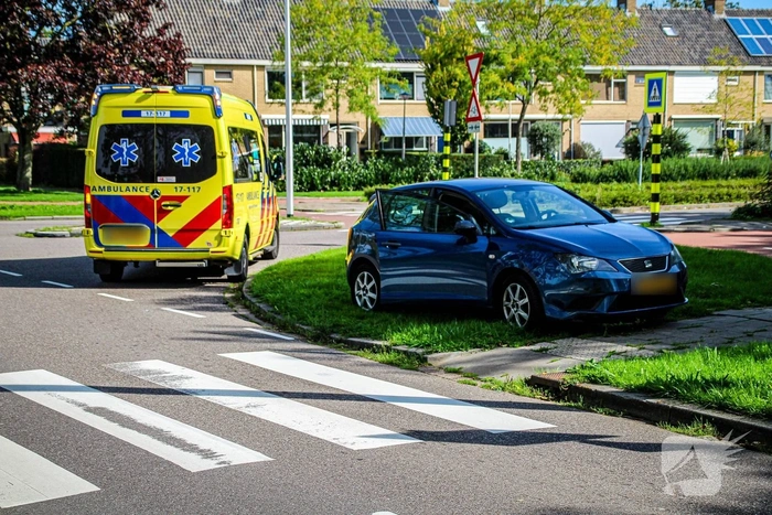 Aanrijding tussen twee auto's leidt tot hulpverlening