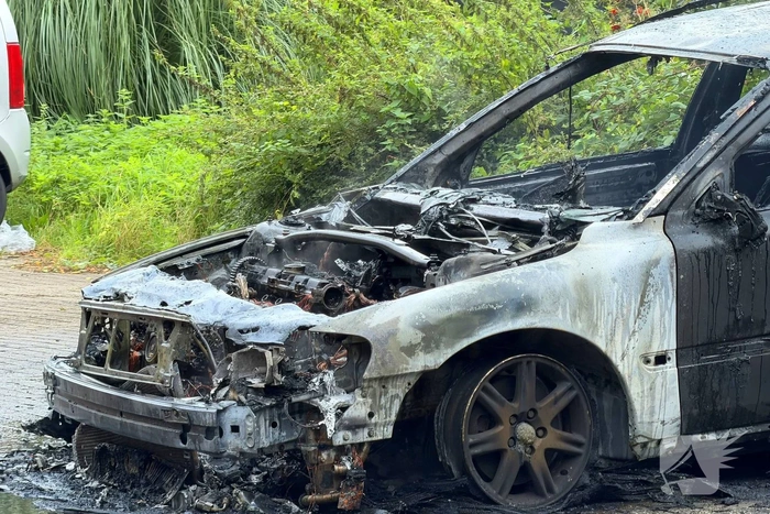 Brandweer blust brand in geparkeerde auto