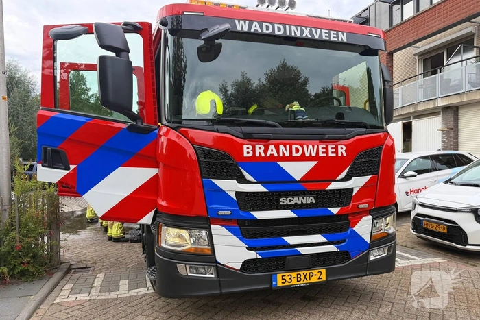 Brandweer blust brand in geparkeerde auto