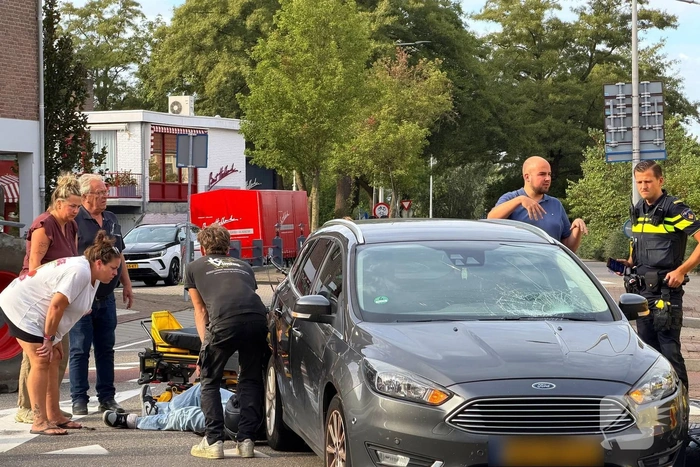Scooterbestuurder naar ziekenhuis na aanrijding