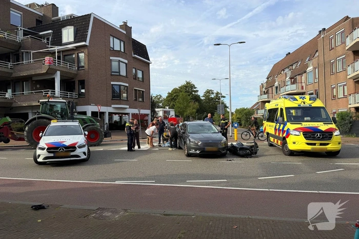 Scooterbestuurder naar ziekenhuis na aanrijding