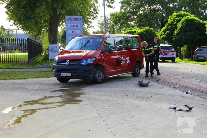 Aanrijding tussen twee voertuigen leidt tot forse schade