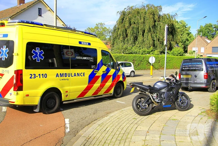 Motorrijder raakt gewond bij aanrijding op rotonde