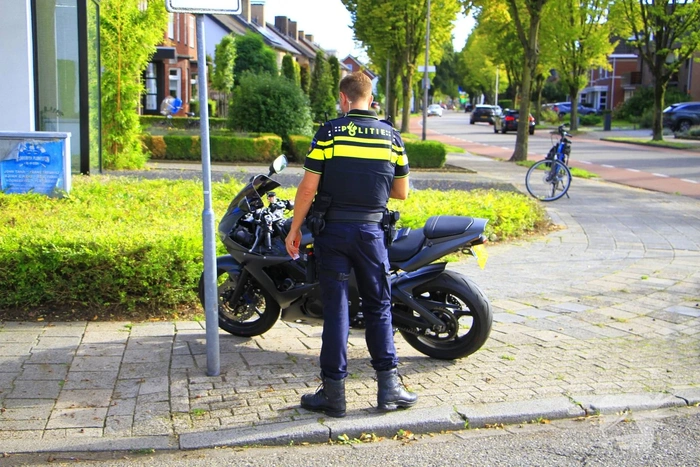 Motorrijder raakt gewond bij aanrijding op rotonde
