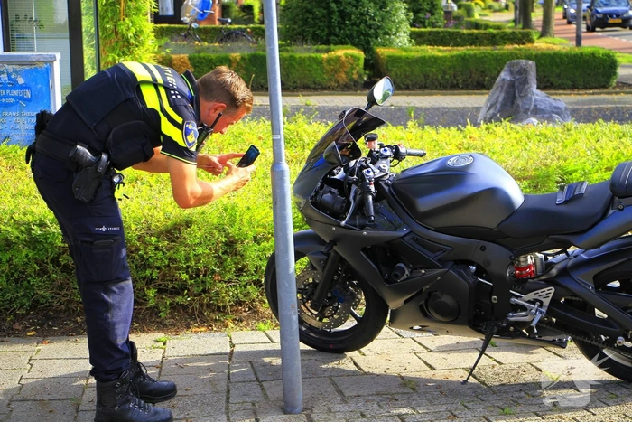 Motorrijder raakt gewond bij aanrijding op rotonde