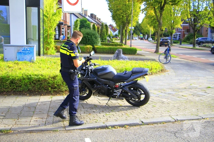 Motorrijder raakt gewond bij aanrijding op rotonde