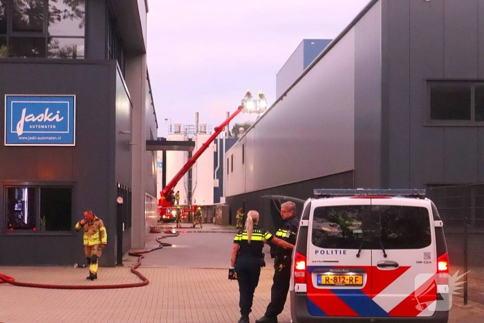 Hoogwerker ingezet bij brand op dak