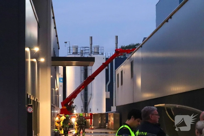 Hoogwerker ingezet bij brand op dak