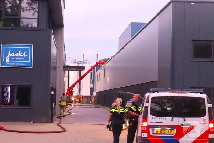 Hoogwerker ingezet bij brand op dak