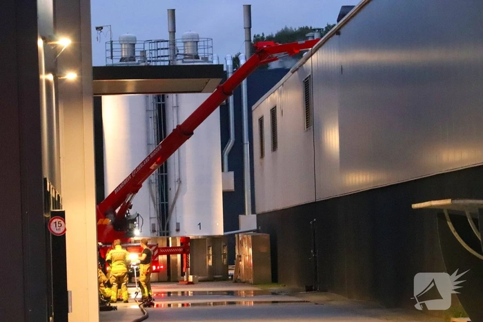 Hoogwerker ingezet bij brand op dak