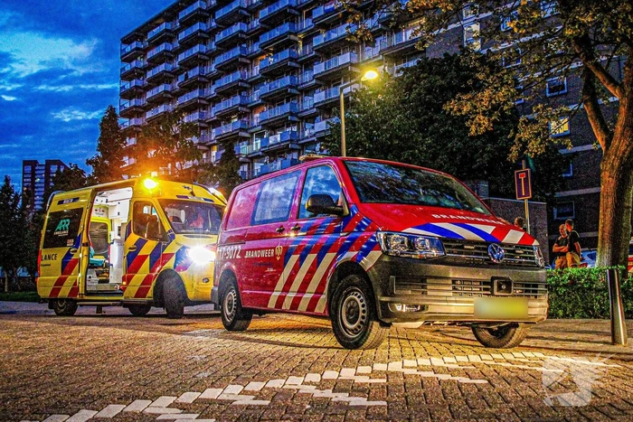 Verward persoon veilig van balkon gehaald