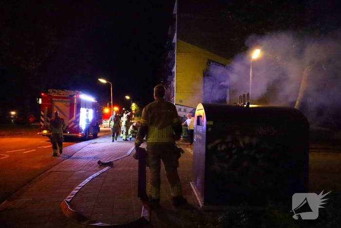 Brandweer blust containerbrand