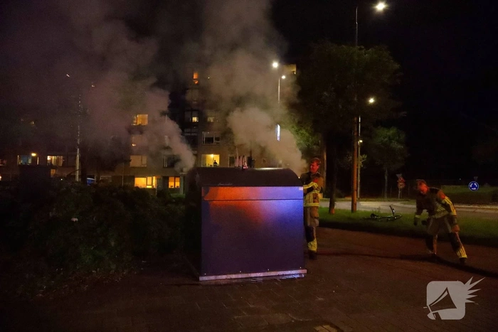 Brandweer blust containerbrand