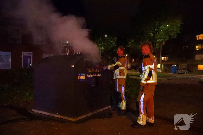 Brandweer blust containerbrand