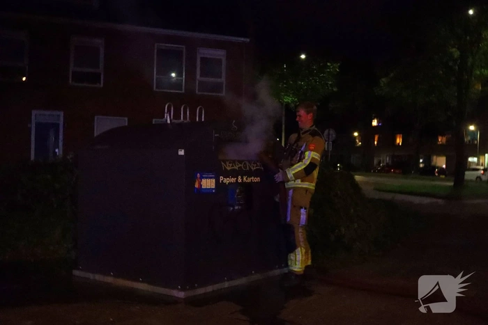 Brandweer blust containerbrand