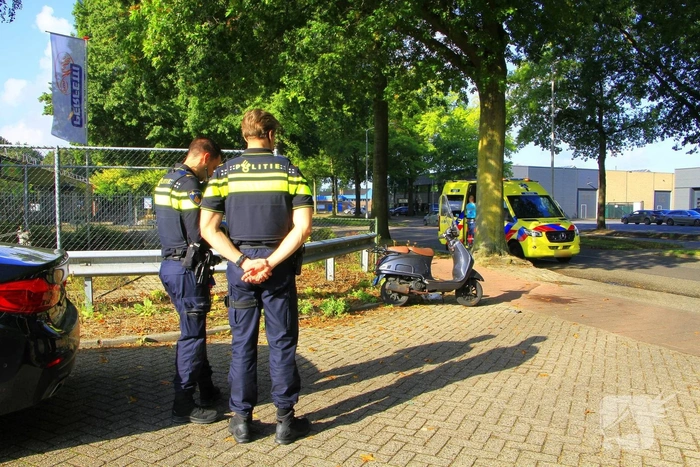 Scooter rijder gewond na aanrijding met bestelbusje