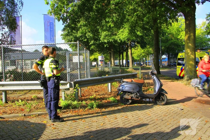 Scooter rijder gewond na aanrijding met bestelbusje