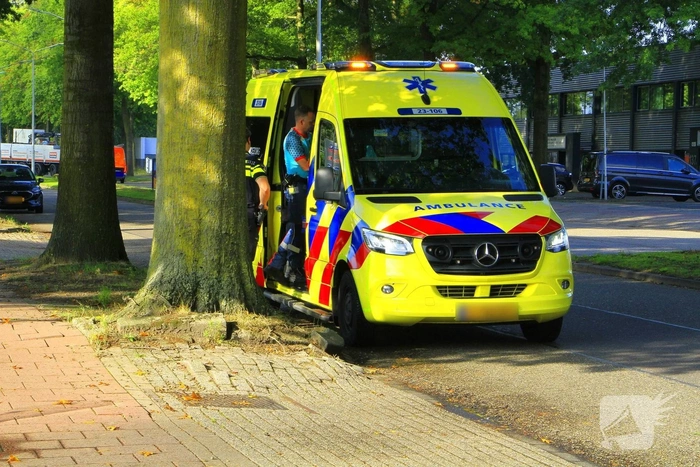 Scooter rijder gewond na aanrijding met bestelbusje