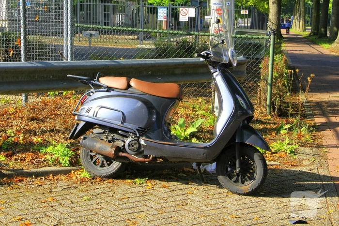 Scooter rijder gewond na aanrijding met bestelbusje