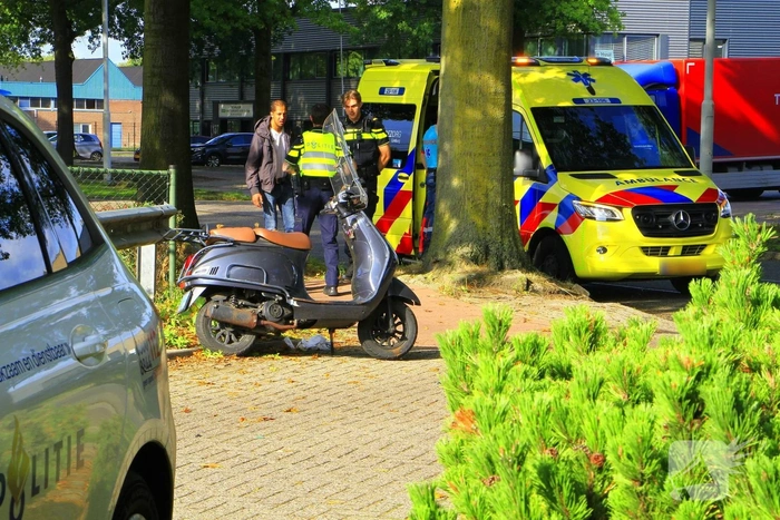Scooter rijder gewond na aanrijding met bestelbusje